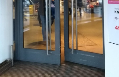 Ikea in Duisburg. Das Bild zeigt die Eingangstür, welche sich für Rollstuhlfahrer nicht automatisch öffnet.